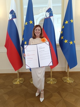 Predsednica DŠZ Zdenka Kavčič s priznanjem